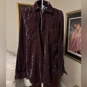Splendid women’s crushed velvet button down shirt in deep wine pockets M